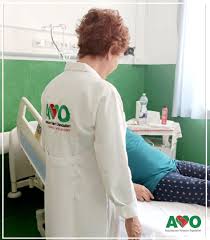 personale AVO assiste un paziente
